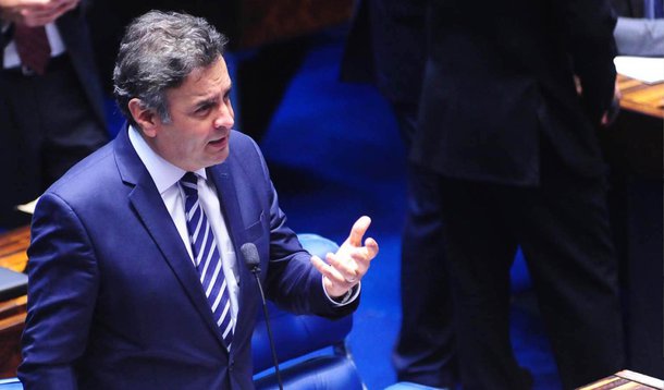 Presidente nacional do PSDB, senador Aécio Neves, adiou para o final de maio a decisão de pedir impeachment da presidente Dilma Rousseff; em nota, Aécio disse que os novos documentos e informações levantados pela CPI da Petrobras da Câmara provocaram o adiamento da reunião; novo recuo do tucano foi motivado pela divisão dentro do PSDB relacionada ao pedido de investigações contra Dilma; senadores do partido afirmam não ser o momento de pedir impeachment contra a presidente por não haver elementos legais que fundamentem o seu afastamento do cargo