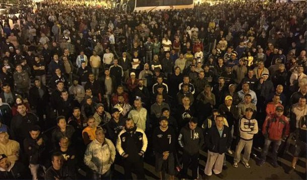 A suspensão das demissões de 500 trabalhadores da Mercedes-Benz, em São Bernardo do Campo, nesta segunda-feira (27), revelou a força do movimento sindical no país; pelo Twitter, o deputado federal Vicentinho (PT) comemorou o resultado; "Em assembléia, os trabalhadores impedem as demissões! A empresa suspendeu as demissões! Uma conquista de quem luta! Parabéns ao sindicato, aos líderes e aos trabalhadores, que, unidos, conquistaram do dignidade! Aqui, na Mercedes-Benz as demissões são revertidas e se abre um voluntariado. Essa conquista traz um alívio aos trabalhadores e familiares. A greve acabou, mas, aqui na fábrica, os trabalhadores permanecem atentos e mobilizados. Quem luta conquista!", disse