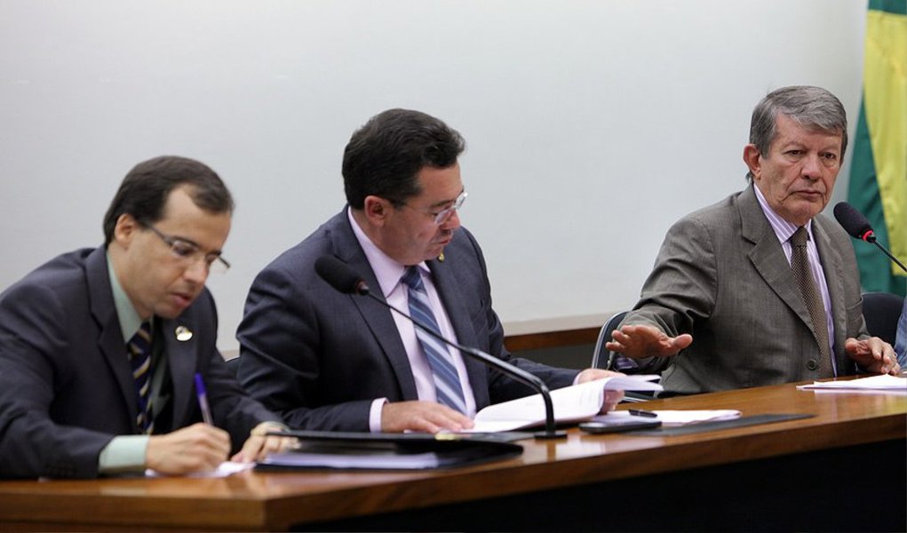 Até o término do prazo para apresentação das sugestões, que se encerrou ontem  (20), às 18h30, foram 1.235 emendas de texto, que se referem à parte normativa da proposta, e 418 sugestões direcionadas ao Anexo de Metas e Prioridades, um adendo do projeto que elenca as ações prioritárias para 2015, de acordo com deputados e senadores; são projetos localizados nos estados dos parlamentares que devem ter recursos reservados na proposta orçamentária do próximo ano