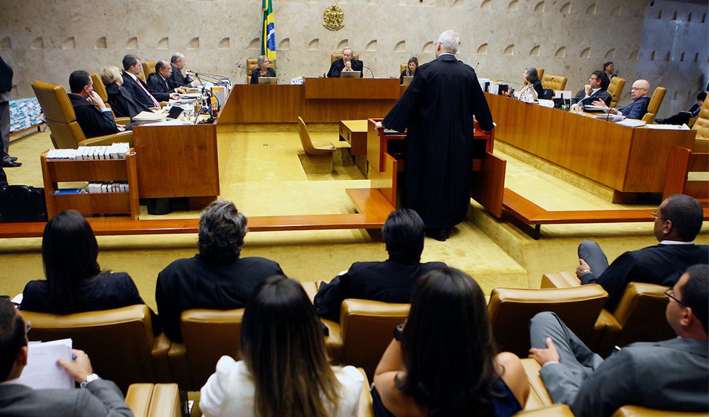O aumento dos salários dos ministros do Supremo Tribunal Federal (STF) e do procurador-geral da República dos atuais R$ 29.462,25 para R$ 35.919,05 foi aprovado hoje (5), pela Comissão de Trabalho da Câmara dos Deputados; projetos precisam, ainda, ser aprovados pelas comissões de Finanças e Tributação e pela de Constituição e Justiça antes da votação em plenário; de acordo com o Supremo, o aumento terá impacto de R$ 2,5 milhões para o STF e de R$ 646,3 milhões para as outras instâncias do Judiciário