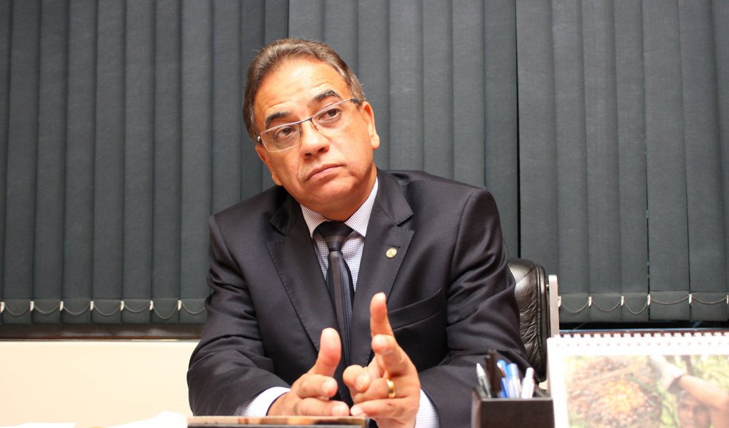 O relator do projeto de lei do Estatuto da Família (PL 6583/13), deputado Ronaldo Fonseca (Pros-DF), apresentou na última segunda-feira (17) substitutivo à proposta, ainda sem data prevista para votação; Fonseca manteve a definição de família como o núcleo formado a partir da união entre homem e mulher, por meio de casamento ou união estável, ou comunidade formada por qualquer dos pais e seus descendentes; o deputado Jean Wyllys (PSol-RJ), no entanto, destaca que o projeto contraria decisão do STF, que já reconheceu, em 2011, a união estável homoafetiva como entidade familiar