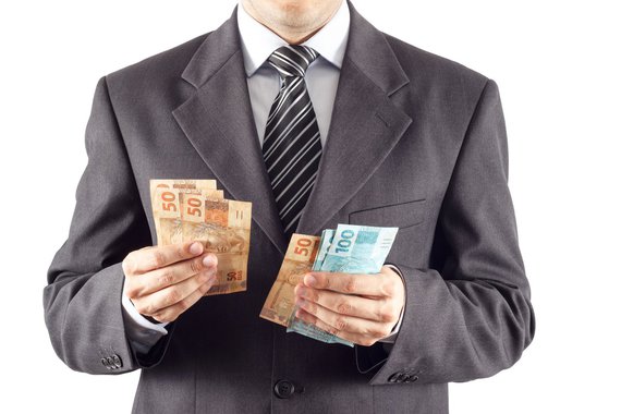 A partir desta quinta-feira (1°) o valor do salário mínimo pago aos trabalhadores brasileiros é R$ 788; com o reajuste, o mínimo vale R$ 26,27 por dia, e R$ 3,58 por hora de trabalho; o reajuste foi 8,8% em relação aos R$ 724 pagos no ano passado; o aumento chega a cerca de 48 milhões de pessoas que têm renda vinculada ao piso nacional, segundo o Departamento Intersindical de Estatística e Estudos Socioeconômicos (Dieese)