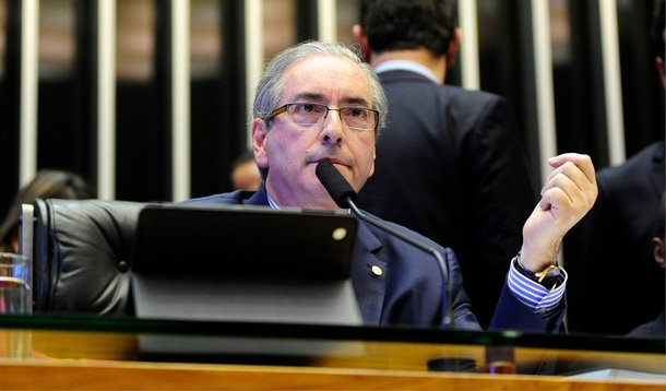 "Se der mais dez ministérios para o PMDB, o problema vai continuar igual"; a declaração é do presidente da Câmara Federal, Eduardo Cunha (PMDB-RJ); segundo o parlamentar, a dificuldade de relacionamento do seu partido com o governo Dilma não é consequência da distribuição de cargos, mas da falta de compartilhamento das decisões; peemedebista também voltou a rechaçar o eventual impeachment da presidente e, ao comentar sobre 2018, foi categórico: "Meu candidato é o Eduardo Paes (prefeito do Rio de Janeiro)" 