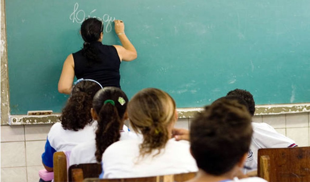 Uma disputa judicial de 25 anos entre a Universidade do Estado do Rio de Janeiro (Uerj) e o Sindicato dos Professores do Município do Rio chegou, beneficiando 1.574 docentes da instituição; serão pagos aos professores R$ 149,63 milhões por verbas trabalhistas; segundo a assessoria do tribunal, as partes acertaram que o pagamento será feito por precatórios, sendo R$ 131,140 milhões em favor dos substituídos pelo sindicato e de R$ 18,5 milhões de multa processual, em favor da entidade sindical; a conciliação ocorreu na sede do Tribunal Regional do Trabalho do Rio, no centro da cidade