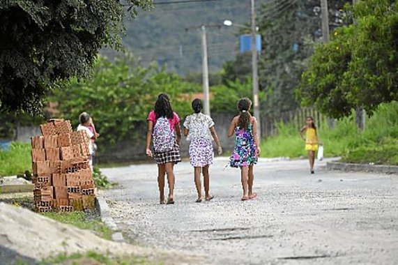 A Comissão de Direitos Humanos e Minorias da Câmara dos Deputados realiza nesta segunda (20) audiência pública na cidade goiana de Cavalcante, a 300 quilômetros de Brasília; parlamentares, representantes do governo, do Ministério Público e da sociedade civil apuram denúncias publicadas no jornal Correio Braziliense de que meninas da comunidade quilombola Kalunga estariam sendo submetidas em Cavalcante a trabalho doméstico, abuso, estupro e exploração sexual; a Polícia Civil de Cavalcante já concluiu oito inquéritos de estupro de vulnerável, onde a vítima tem menos de 13 anos
 