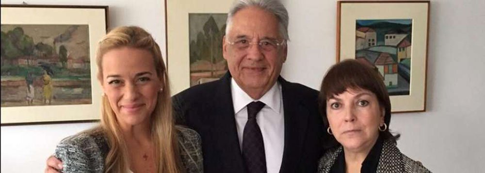 Mitzi Capriles de Ledezma, casada com Antonio Ledezma, prefeito de Caracas, e Lilia Trintori, mulher do oposicionista Leopoldo López, tiveram reuniões ontem com o governador de São Paulo, Geraldo Alckmin, e com o ex-presidente Fernando Henrique Cardoso, ambos do PSDB; hoje, elas devem ser recebidas pelo presidente da Câmara, Eduardo Cunha (PMDB), e aguardam resposta para se encontrar com a presidente Dilma; segundo elas, mais de 80 presos políticos, entre eles líderes opositores, estudantes venezuelanos, estão atrás das grades "por pensar diferente"