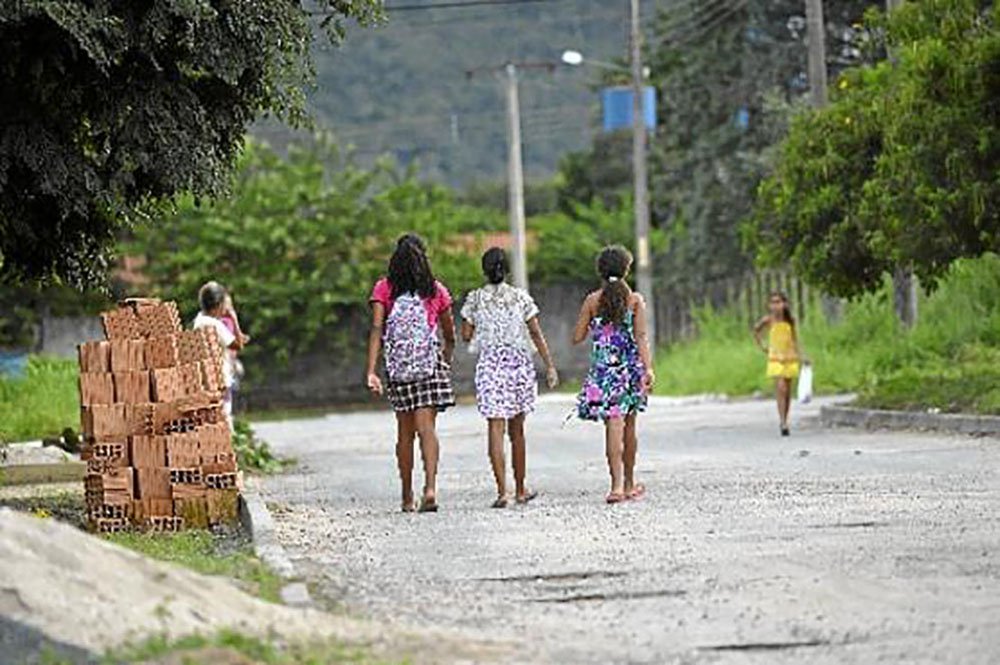 A Comissão de Direitos Humanos e Minorias da Câmara dos Deputados realiza nesta segunda (20) audiência pública na cidade goiana de Cavalcante, a 300 quilômetros de Brasília; parlamentares, representantes do governo, do Ministério Público e da sociedade civil apuram denúncias publicadas no jornal Correio Braziliense de que meninas da comunidade quilombola Kalunga estariam sendo submetidas em Cavalcante a trabalho doméstico, abuso, estupro e exploração sexual; a Polícia Civil de Cavalcante já concluiu oito inquéritos de estupro de vulnerável, onde a vítima tem menos de 13 anos
 