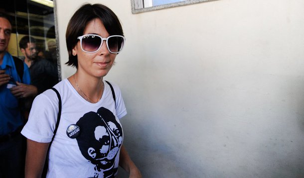 Os ativistas Elisa Quadros, conhecida pelo apelido de Sininho, Igor Mendes da Silva e Karlayne Pinheiro, conhecida pelo apelido de Moa, tiveram suas prisões preventivas decretadas no Rio de Janeiro, por ordem da Justiça; de acordo com a medida, os três descumpriram medidas cautelares impostas por um habeas corpus concedido em agosto, pelo TJ-RJ, que impedem que eles participem de manifestações; segundo o tribunal, os ativistas participaram de um protesto na Cinelândia, em frente à Câmara dos Vereadores