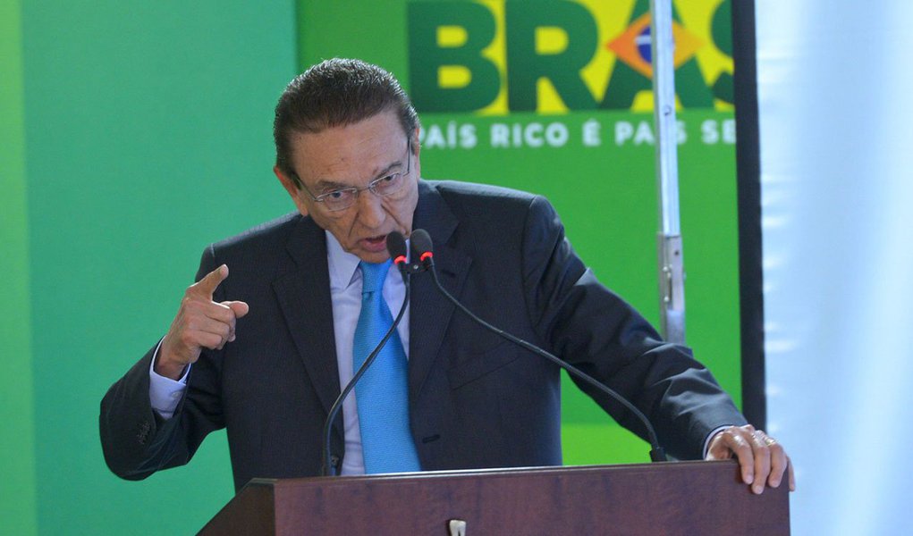 O ministro de Minas e Energia, Edison lobão (PMDB-MA), questiona a existência de provas sobre seu suposto envolvimento no esquema da Lava Jato; em relação às notícias de que teria sido citado por Paulo Roberto Costa, ministro afirma que "apenas uma revista disse que o executivo havia citado 40 nomes", em referência à Veja; "Cadê a prova? Eu não tive acesso e ninguém teve. Portanto, só posso responder àquilo que for objetivo. Antecipadamente, já disse que não tenho nada a ver com essas coisas", rebateu