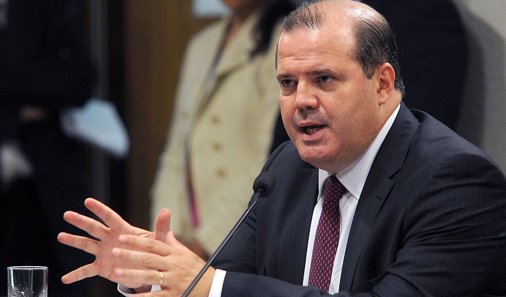 O Banco Central, comandado por Alexandre Tombini, intensificou o aperto monetário nesta quarta-feira e elevou a taxa básica de juros em 0,50 ponto percentual, a 11,75 por cento ao ano, mas deixou em aberto seus próximos passos, em meio a um cenário de inflação pressionada e expectativa de maior rigor na condução da política fiscal
