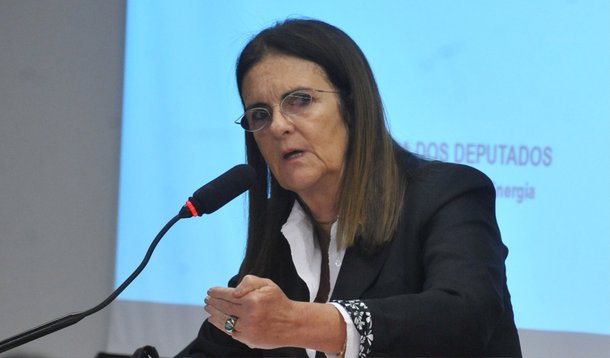 Presidenta da Petrobras, Graça Foster, desconversou ao ser questionada, nesta terça (4) sobre um possível aumento da gasolina nos próximos dias; ela limitou-se a dizer que reajustes não são anunciados na portaria da estatal