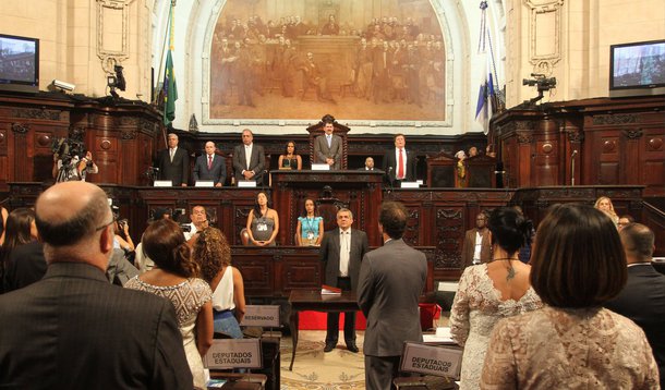 Dos 70 deputados estaduais eleitos no Rio de Janeiro, 15 são do PMDB, partido do governador, Luiz Fernando Pezão; o parlamentar mais votado foi Marcelo Freixo (PSOL), reeleito com 350.408 votos; ao todo, 39 deputados foram reeleitos; o segundo maior partido com representatividade na Assembleia Legislativa do Rio de Janeiro (Alerj) é o PSD, que elegeu oito deputados, seguido pelo PR, com sete, e o PT, com seis
