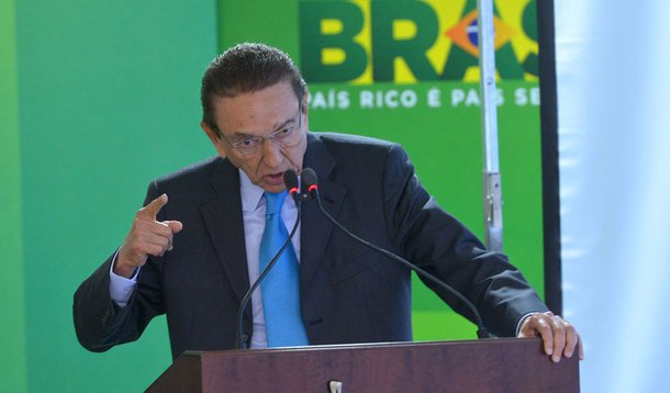 O ministro de Minas e Energia, Edison lobão (PMDB-MA), questiona a existência de provas sobre seu suposto envolvimento no esquema da Lava Jato; em relação às notícias de que teria sido citado por Paulo Roberto Costa, ministro afirma que "apenas uma revista disse que o executivo havia citado 40 nomes", em referência à Veja; "Cadê a prova? Eu não tive acesso e ninguém teve. Portanto, só posso responder àquilo que for objetivo. Antecipadamente, já disse que não tenho nada a ver com essas coisas", rebateu