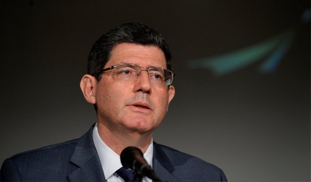 O ministro da Fazenda, Joaquim Levy, ressaltou nesta terça (2), durante o seminário Novos Enfoques para os Desafios Econômicos, organizado em conjunto com a Organização para a Cooperação e Desenvolvimento Econômico (OCDE, a importância do compartilhamento de informações entre pessoas e países como ferramenta poderosa para a colaboração e inovação, no desenho de políticas capazes de contribuir para novos ciclos de aumento de produtividade e crescimento sustentável; “Por muito tempo o Brasil tem sido um maravilhoso mercado consumidor. Mas o Brasil também tem como ampliar sua atuação como uma plataforma de produção para outros mercados", sugeriu