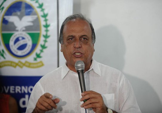 O governador do Rio de Janeiro, Luiz Fernando Pezão (PMDB), avalia a necessidade de pedir reforço do Programa Mais Médicos na região metropolitana do Rio; o gestor disse que o estado poderia se beneficiar com a maior presença de profissionais de Cuba trazidos pelo programa; "Tem um baixo número de médicos cubanos na região metropolitana do Rio. Acho que o estado do Rio todo, principalmente a região metropolitana, pode se beneficiar mais", afirmou