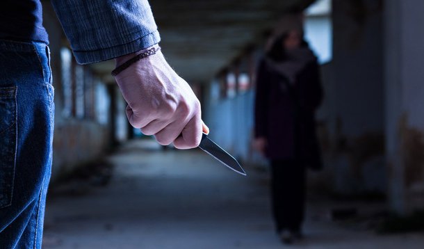 A polícia encaminhou um grupo de 12 pessoas foi encaminhado para a 10ªDP (Botafogo); entre o material apreendido com o grupo, estavam facas; os detidos negam a posse delas; um suspeito foi espancado antes de preso por policiais; a delegacia registrou três assaltos com facas, um deles na região do Aterro do Flamengo, Zona Sul do Rio; no caso mais grave, a assistente administrativa Ana Paula Gomes foi ferida com duas facadas em Laranjeiras, também na Zona Sul