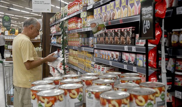 De 6,43%, a previsão de fechamento da inflação medida pelo Índice de Preços ao Consumidor Amplo (IPCA) para 2014 foi para 6,38%; a projeção de crescimento para o PIB foi reduzida de 0,19% para 0,18%, segundo analistas e investidores consultados pelo Banco Central; eles também elevaram a projeção de fechamento da Selic para 2015, que subiu de 12% para 12,5% ao ano