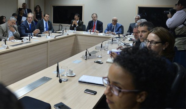 O governo vai propor a sanção integral da nova "Lei dos Caminhoneiros" e a prorrogação por 12 meses do financiamento para aquisição de caminhões; além disso, a Petrobras vai segurar o preço do diesel por seis meses, e empresários e caminhoneiros devem estabelecer uma nova tabela de frete; essas foram algumas das propostas apresentadas nesta quarta (25) pelo ministro-chefe da Secretaria-Geral da Presidência, Miguel Rossetto aos caminhoneiros que bloqueiam estradas há oito dias