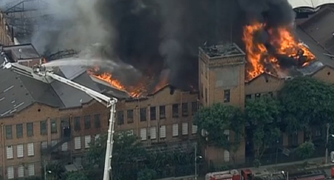 Fogo que atingiu o Shopping Nova América, na zona norte da cidade do Rio de Janeiro, ontem destruiu cerca de 20% do edifício; perícia final só poderá ser feita depois de a Defesa Civil liberar a área; ainda não há previsão de reabertura do Nova América; segundo a nota, a seguradora do shopping está começando os trabalhos no local