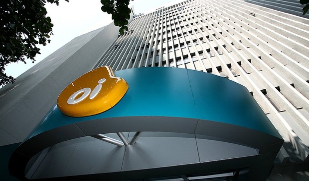 A Oi está aberta a todas as opções para uma possível consolidação no mercado brasileiro de telecomunicações, inclusive uma fusão com a TIM Participações, desde que crie valor para seus acionistas, disse o presidente da empresa, Bayard Gontijo, nesta sexta (23); a Oi diz ter ganhado força financeira para participar de uma oferta ou fusão com a rival TIM, após acionistas da Portugal Telecom SGPS, uma das principais acionistas da operadora, terem aprovado na véspera a venda dos ativos portugueses da companhia para a francesa Altice