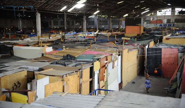 Moradores da ocupação na fábrica de tecidos Tuffy deixaram o local sem confronto com a Polícia Militar (PM); de acordo com o presidente da Associação de Moradores, Carlos Alberto da Conceição, as famílias decidiram sair diante da promessa de que serão cadastradas para obter moradia; "Até o momento está tudo tranquilo. Estamos saindo numa boa porque falaram que iam cadastrar e ver a moradia, e não deixar ninguém na rua", disse o líder comunitário