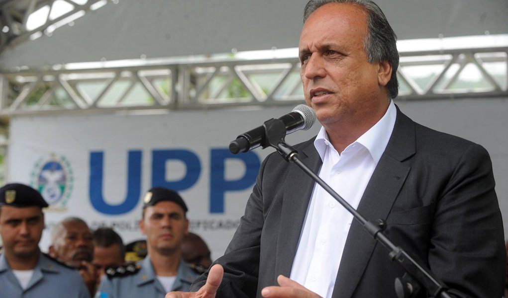 Governador do Rio, Luiz Fernando Pezão reforçou que o estado enfrenta resistência do tráfico de drogas em diversas comunidades que abriga quem unidades de Polícia Pacificadora (UPPs), principalmente no Complexo do Alemão; "Eu não tenho resistência nenhuma. Se pudesse, tinha o Exército, a Marinha e a Aeronáutica nos quatro anos. É que eles têm uma série de operações que precisam fazer, principalmente para as Olimpíadas, como o patrulhamento nas fronteiras. Nós vamos ter alguma ajuda de outras maneiras"