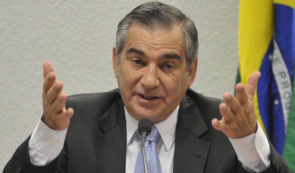 Segundo o ministro Gilberto Carvalho, da Secretaria-Geral da Presidência, a presidente Dilma "sentiu a necessidade de já anunciar agora a equipe econômica para a assegurar a credibilidade e evitar uma solução de continuidade no processo da economia brasileira"; novos ministros da Fazenda e do Planejamento serão anunciados hoje, mas não tomarão posse; eles despacharão no Planalto com equipes de transição dos atuais ministros Guido Mantega e Miriam Belchior