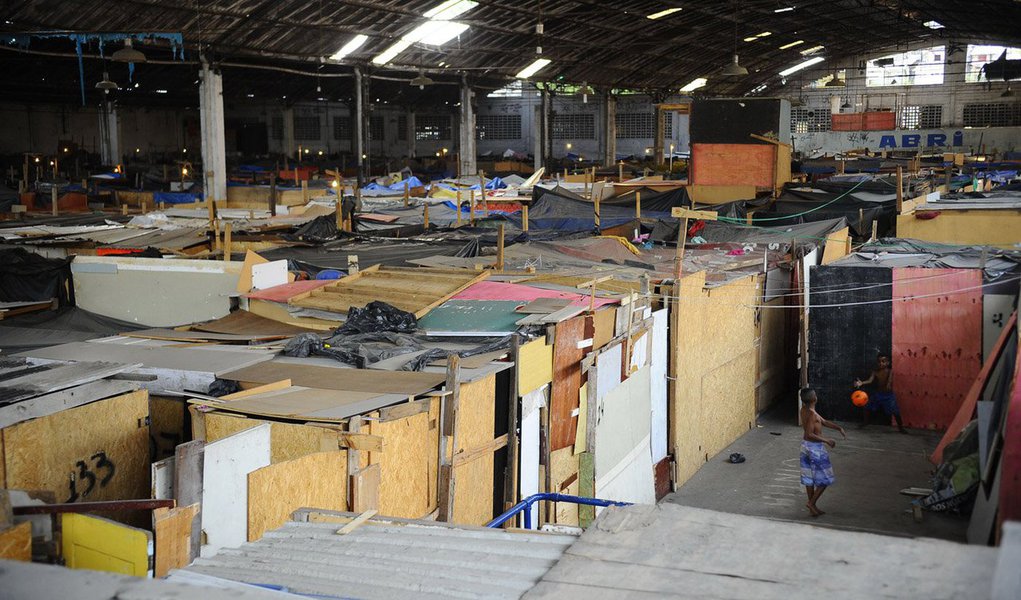 Moradores da ocupação na fábrica de tecidos Tuffy deixaram o local sem confronto com a Polícia Militar (PM); de acordo com o presidente da Associação de Moradores, Carlos Alberto da Conceição, as famílias decidiram sair diante da promessa de que serão cadastradas para obter moradia; "Até o momento está tudo tranquilo. Estamos saindo numa boa porque falaram que iam cadastrar e ver a moradia, e não deixar ninguém na rua", disse o líder comunitário