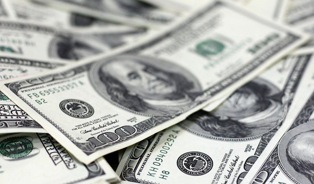 A balança comercial registrou déficit de US$ 2,842 bilhões, com exportações de US$ 12,092 bilhões e importações de US$ 14,934 bilhões; é o pior resultado da série histórica, iniciada em 1995; a balança comercial brasileira acumula, nos dois primeiros meses do ano, déficit de US$ 6, 016 bilhões