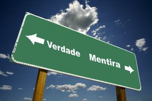 Um dia comum para o comércio, mas incomum para a vida das pessoas. Verdades viram mentiras  e mentiras  são pronunciadas com um enorme  e insaciável desejo de serem as mais puras verdades