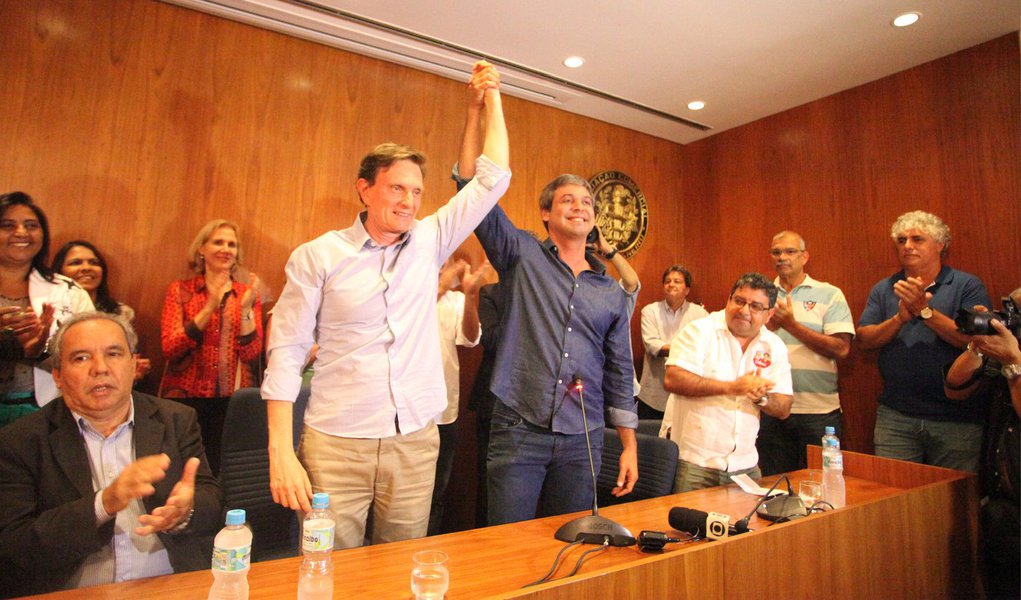 Quarto colocado na disputa pelo governo do Rio, o senador Lindberg Farias (PT-RJ) declarou apoio à candidatura de Marcelo Crivella (PRB) no segundo turno da eleição estadual contra o atual chefe do Executivo fluminense, Luiz Fernando Pezão (PMDB); em ato realizado na Associação Comercial do Rio de Janeiro, Centro da capital, o parlamentar criticou o apoio do peemedebista à presidente Dilma; "Nossa presidenta precisa de um palanque honesto no Rio, não de um palanque anfíbio, duas caras, e hermafrodita", em referência ao movimento Aezão