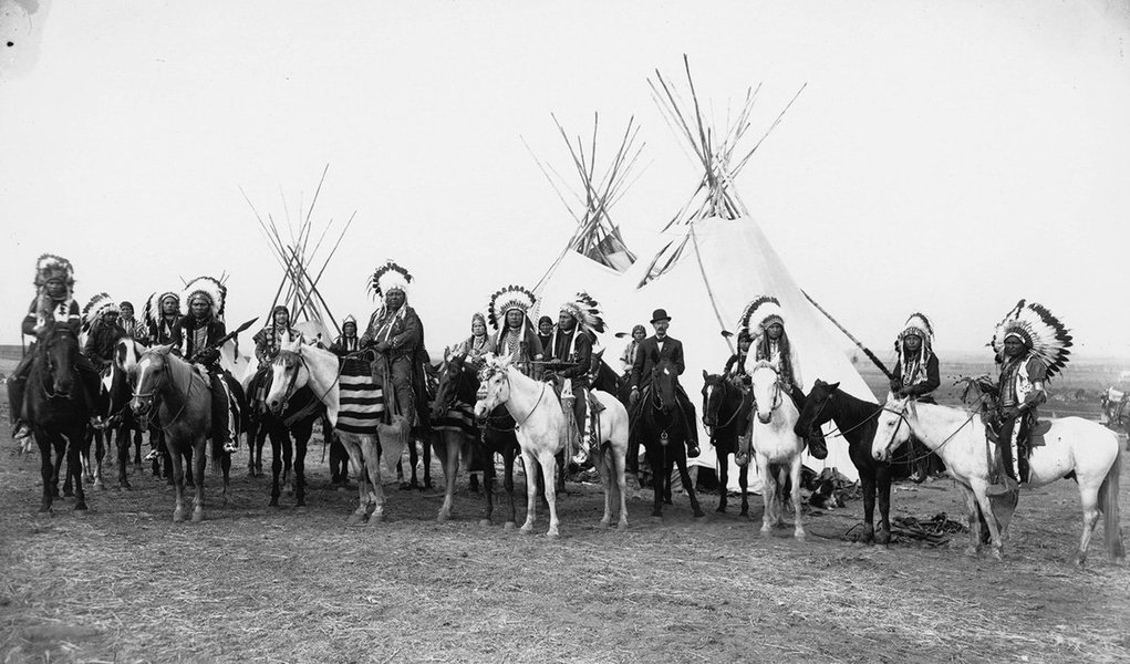 Eles se saudavam dizendo “hog”, não “augh”; não possuíam cavalos, não arrancavam escalpos, não eram vermelhos. A verdade sobre um mundo romanceado no cinema, nas fotos extraordinárias de Edward S. Curtis