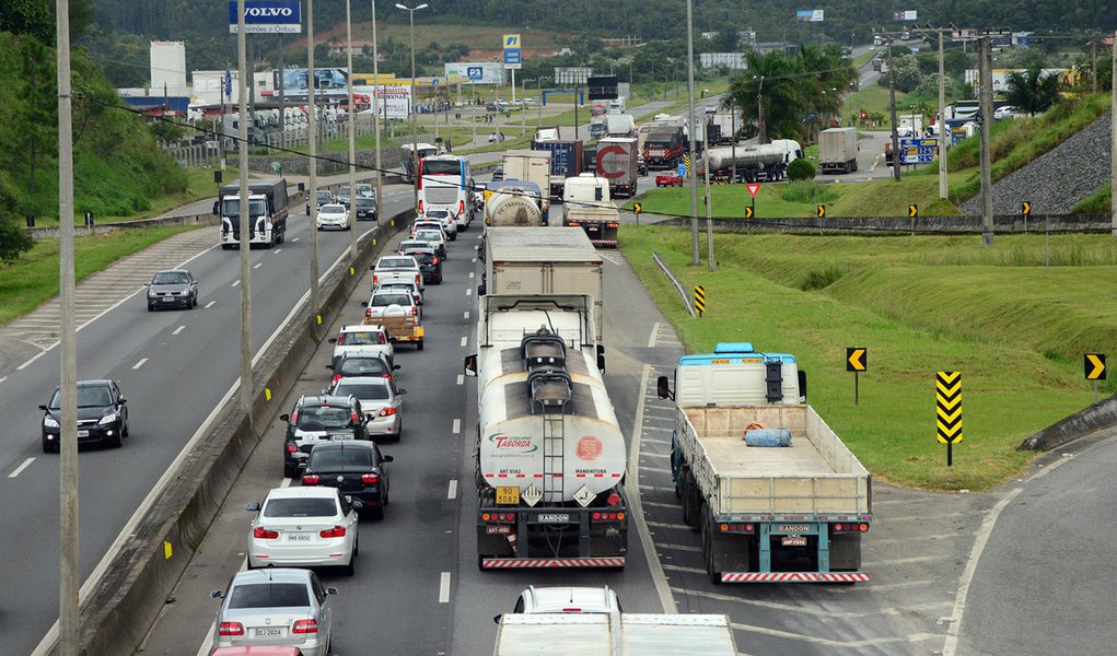 Apesar do enfraquecimento dos protestos dos caminhoneiros nas rodovias estaduais e federais de todo país, um grupo promete realizar um "buzinaço" na Esplanada dos Ministérios, em Brasília; os caminhoneiros protestam contra a elevação no preço do óleo diesel, além da revisão dos custos do frete e dos pedágios; nesta segunda segunda-feira (2), a presidente Dilma Rousseff sancionou sem vetos a Lei dos Caminhoneiros