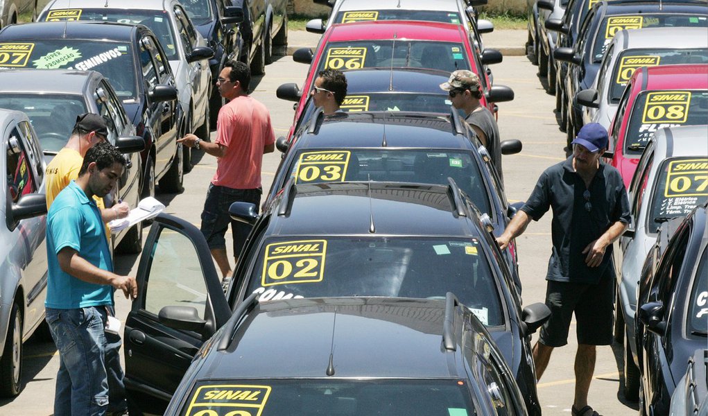 Foram comercializadas 253,8 mil unidades em janeiro, diante das 370 mil do último mês do ano passado; em relação a janeiro de 2014, a queda é menor: houve recuo de 18,8%