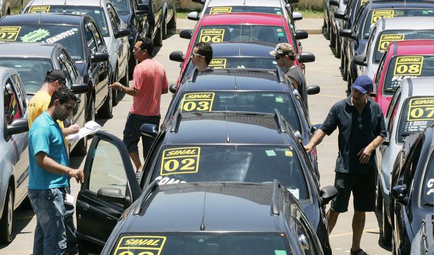 Foram comercializadas 253,8 mil unidades em janeiro, diante das 370 mil do último mês do ano passado; em relação a janeiro de 2014, a queda é menor: houve recuo de 18,8%