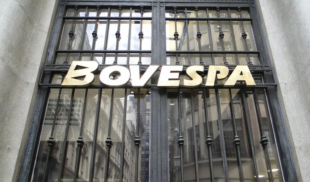 Nos ajustes finais do pregão, a Bovespa virou para o território negativo, encerrando a sequência de alta da semana, com investidores na expectativa sobre quem comandará a Petrobras após a renúncia na véspera de praticamente toda a diretoria da estatal; o Ibovespa caiu 0,14%, a 49.233 pontos; na máxima, chegou a 49.816 pontos, em alta de 1% e, no pior momento do dia, caiu 0,57%, a 49.019 pontos; o volume financeiro da sessão somou R$ 7,1 bilhões