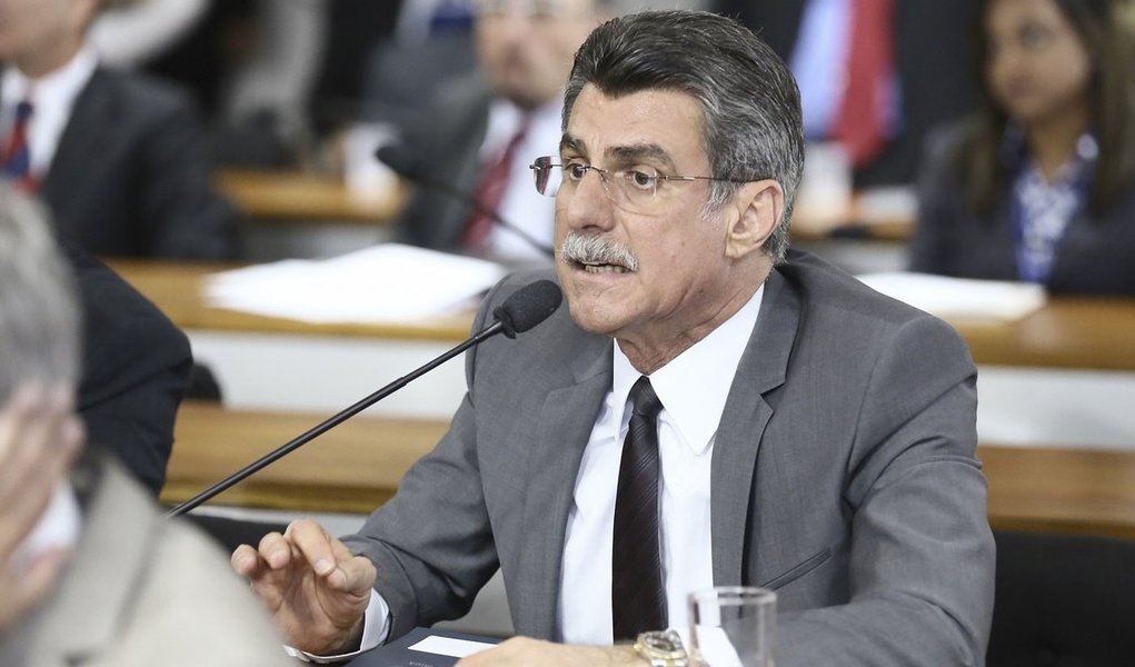 O senador Romero Jucá (PMDB-RR) deve apresentar hoje à Comissão Mista de Orçamento (CMO) o relatório sobre o projeto que desobriga o governo federal de fazer superavit primário nas contas públicas (PLN 36/14); o projeto altera a Lei de Diretrizes Orçamentárias (LDO) em vigor; foram apresentadas 80 emendas ao texto