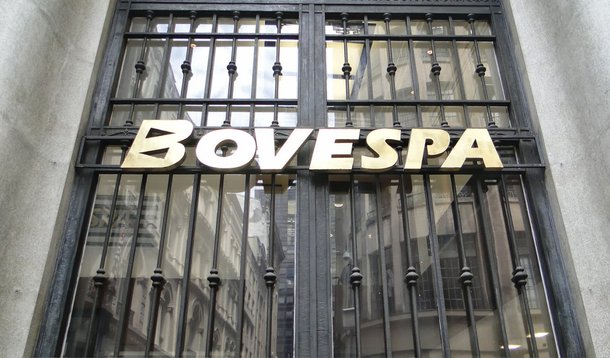 Nos ajustes finais do pregão, a Bovespa virou para o território negativo, encerrando a sequência de alta da semana, com investidores na expectativa sobre quem comandará a Petrobras após a renúncia na véspera de praticamente toda a diretoria da estatal; o Ibovespa caiu 0,14%, a 49.233 pontos; na máxima, chegou a 49.816 pontos, em alta de 1% e, no pior momento do dia, caiu 0,57%, a 49.019 pontos; o volume financeiro da sessão somou R$ 7,1 bilhões