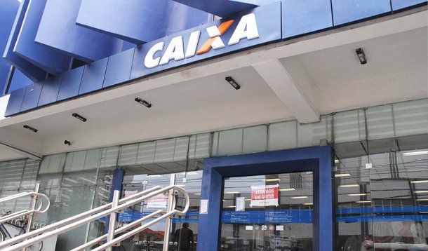 A Caixa Econômica Federal informou nesta quinta-feira que elevou pela segunda vez no ano a taxa de juros no financiamento de imóveis residenciais contratados com recursos da poupança (SBPE); taxa balcão, para clientes sem relacionamento com a Caixa, subiu de 9,15 para 9,45 por cento ao ano; outra mudança significativa é a redução da cota máxima de financiamento, de 90 para 80 por cento do valor do imóvel nos financiamentos no sistema de amortização constante (SAC) e 50 por cento pela tabela Price