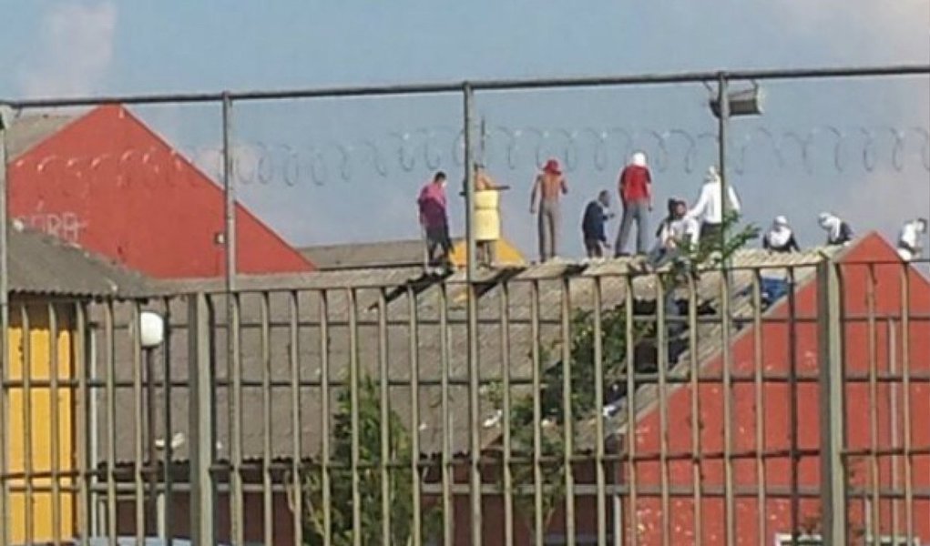 Mais de 30 horas depois de iniciada a rebelião na Penitenciária Industrial de Guarapava (PR), dez agentes penitenciários e detentos ainda são reféns dos presos rebelados. segundo o Sindicato dos Agentes Penitenciários do Paraná, a situação é crítica e as negociações não evoluem; o motim começou por volta das 11h30 da manhã de ontem, quando parte dos internos era conduzida a um canteiro de trabalho no interior do presídio; com capacidade para 240 presos, a penitenciária abriga 239 detentos; cerca de 80 presos começaram o motim
 