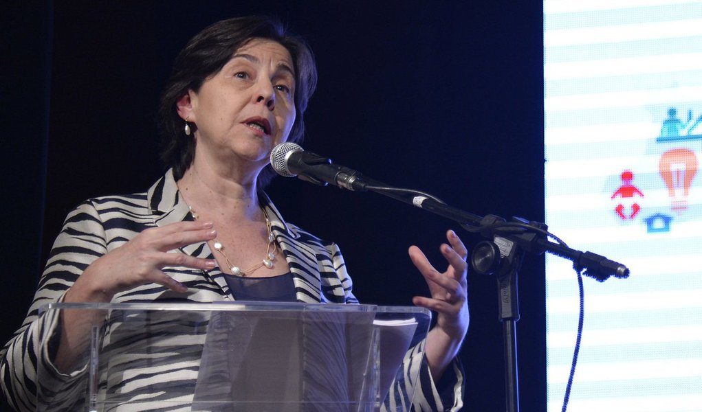 “Mesmo em situação de crise internacional, o Brasil continua tendo taxa decrescente de desemprego. Temos que olhar os indicadores favoráveis e um deles é a aumento da renda média do brasileiro”, afirmou a ministra do Desenvolvimento Social e Combate à Fome, Tereza Campello, em audiência na Câmara dos Deputados