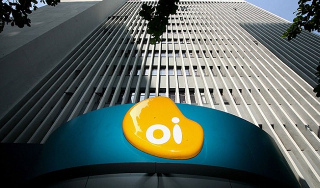 O grupo de telecomunicações Oi teve prejuízo líquido consolidado de 4,42 bilhões de reais no quarto trimestre, revertendo resultado positivo de um ano antes diante de impactos contábeis gerados pela venda de ativos da Portugal Telecom