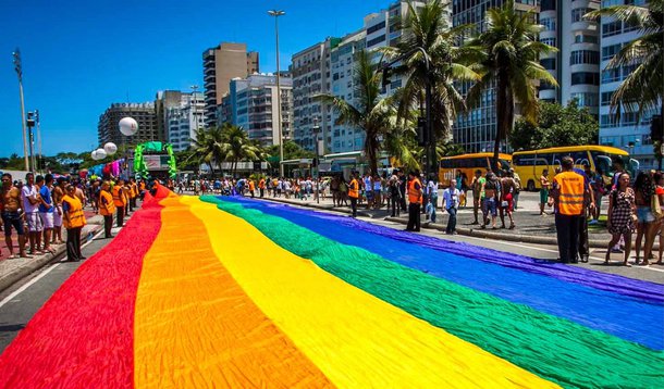 A Parada do Orgulho LGBT (lésbicas, gays, bissexuais e transgêneros) do Rio de Janeiro, prevista para desfilar na orla de Copacabana, zona sul da capital, a partir das 15h de hoje (16) contará com serviços de saúde e sociais, além de projetos sustentáveis; quem estiver na orla poderá fazer testes para saber se tem hepatite B ou aids, e tomar vacinas para se prevenir contra hepatites B e C. Um ônibus da Defensoria Pública vai emitir certificações e segunda via de documentos