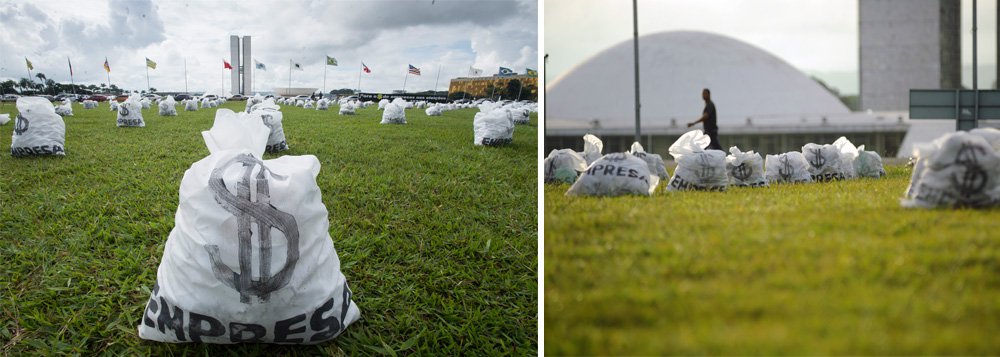 Movimentos sociais e sindicais intensificam nesta semana uma mobilização nacional em apoio à Reforma Política; em Brasília, 200 sacos representando dinheiro de doações de empresas foram espalhados em frente ao Congresso Nacional como forma de protestar contra o financiamento empresarial de campanha; ato faz parte de uma semana de mobilizações em torno da reforma política, promovida pela Coalização Reforma Política Democrática - Eleições Limpas