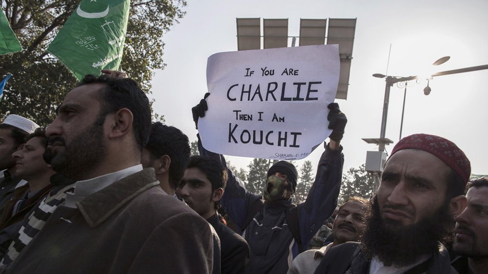 Cerca de 5 mil pessoas se reuniram na cidade de Lahore, no leste do Paquistão, para protestarem contra a revista francesa Charlie Hebd; o fundador de um grupo banido por ligações com a milícia terrorista convocou os manifestantes a boicotarem produtos franceses; Hafiz Saeed, que fundou o Lashkar-e-Taiba, uma organização banida por lançar ataques à vizinha Índia, disse aos manifestantes: "Vamos lançar um movimento contra as caricaturas insultantes do nosso amado profeta"