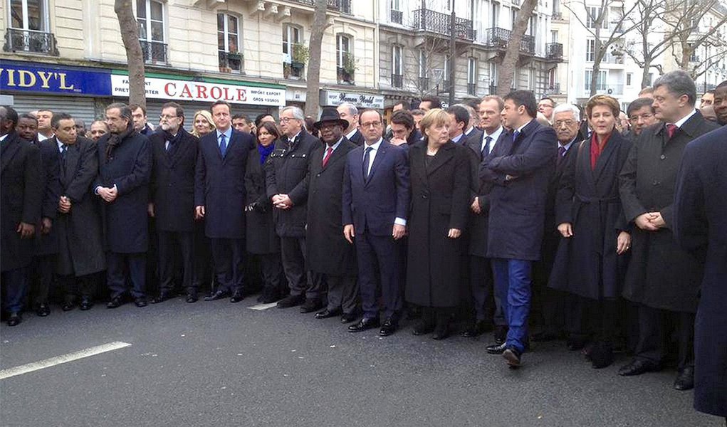 Dezenas de líderes mundiais, inclusive estadistas muçulmanos, estão em Paris neste domingo para se juntar a centenas de milhares de cidadãos franceses em uma marcha em homenagem às vítimas de ataques de militantes islâmicos ocorridos há poucos dias; A chanceler alemã, Angela Merkel, o primeiro-ministro britânico, David Cameron, e primeiro-ministro italiano, Matteo Renzi, marcharão com o presidente da França, François Hollande; a presidente Dilma Rousseff solicitou ao embaixador do Brasil, José Bustani, que a represente no evento