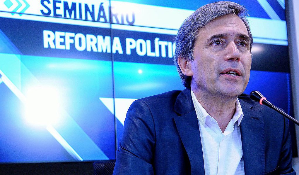 Colunista Marco Antonio Villa, que é militante do PSDB, afirma que, 'sem uma segura base parlamentar, tendo, especialmente na Câmara, um presidente que não reza pela sua cartilha; e com uma pífia coordenação política de Aloizio Mercadante, presidente Dilma Rousseff poderá ter a curto prazo sérios problemas'; ele cita também o 'silêncio do' ex-presidente Lula 