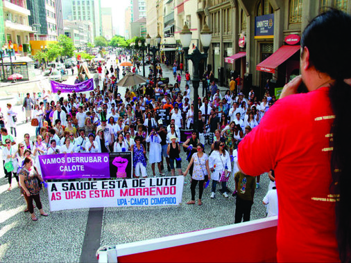 A paralisação dos servidores da saúde pública de Curitiba deve afetar o atendimento à população, principalmente, nas Unidades Básicas de Saúde; de acordo com o Sindicato dos Servidores Públicos Municipais de Curitiba (Sismuc), apenas os atendimentos de urgência e emergência serão mantidos; entre os motivos para a paralisação estão o déficit de funcionários no setor, o não pagamento de horas-extras e do reajuste salarial concedido em dezembro de 2014; prefeitura reconhece pendências