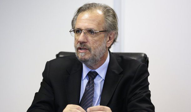 O ministro Miguel Rossetto (Secretaria-Geral) publicou nota oficial nesta quarta (8) em que critica o projeto de lei aprovado pela Câmara que regulamenta a terceirização no país; "O projeto é ruim, pois permite que toda relação de trabalho seja terceirizada, portanto, precarizada. Reduz os salários e os fundos de seguridade social. Não é bom para os trabalhadores. Não é bom para o país", disse