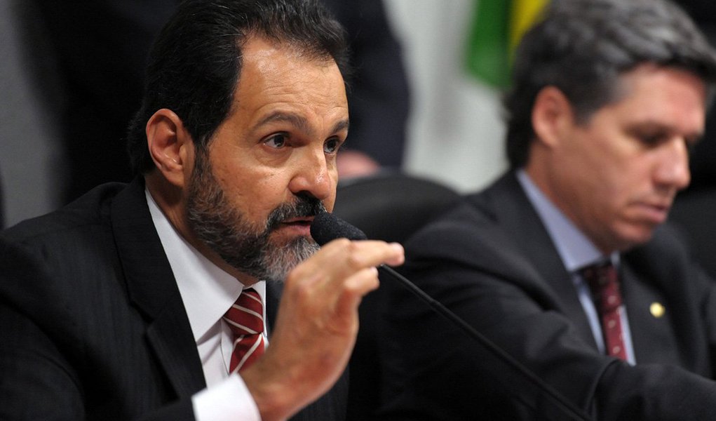 Ex-governador Agnelo Queiroz, e seu vice, Tadeu Filippelli, além do ex-secretário Wilmar Lacerda e dois servidores de Ordenação de Despesas, são acusados de apresentar informações falsas sobre a disponibilidade orçamentária do Estado, com o objetivo de conceder aumentos salariais a servidores públicos; a mais atual projeção de despesas e receitas elaborada pelo governo de Rodrigo Rollemberg (PSB) constatou déficit orçamentário de R$ 6,8 bilhões no Estado